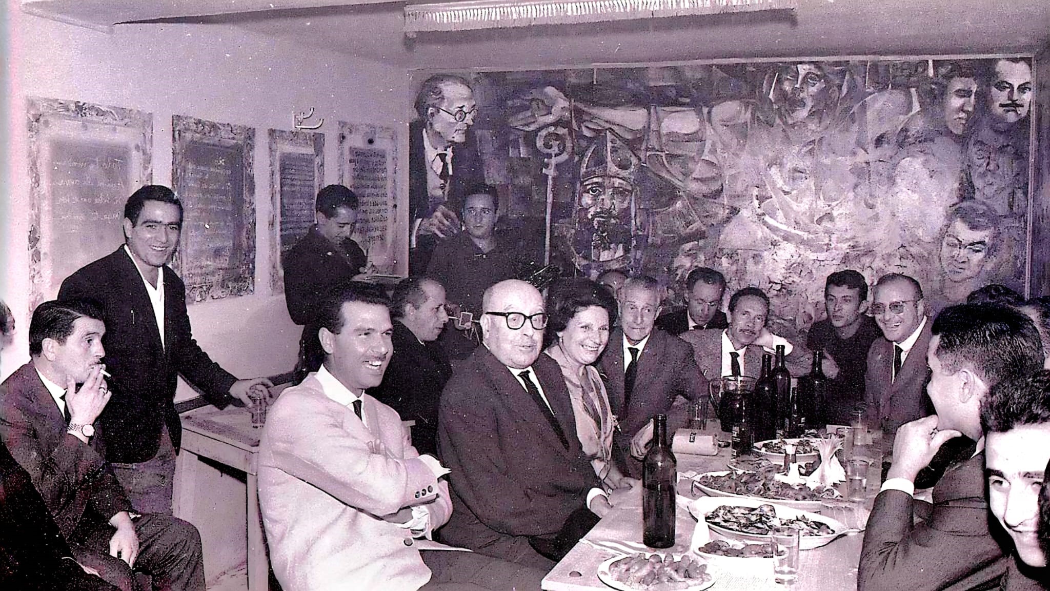 Ampliar: Parladoiro en O Volter, 1964, Otero rodeado dos �Artisti�as�